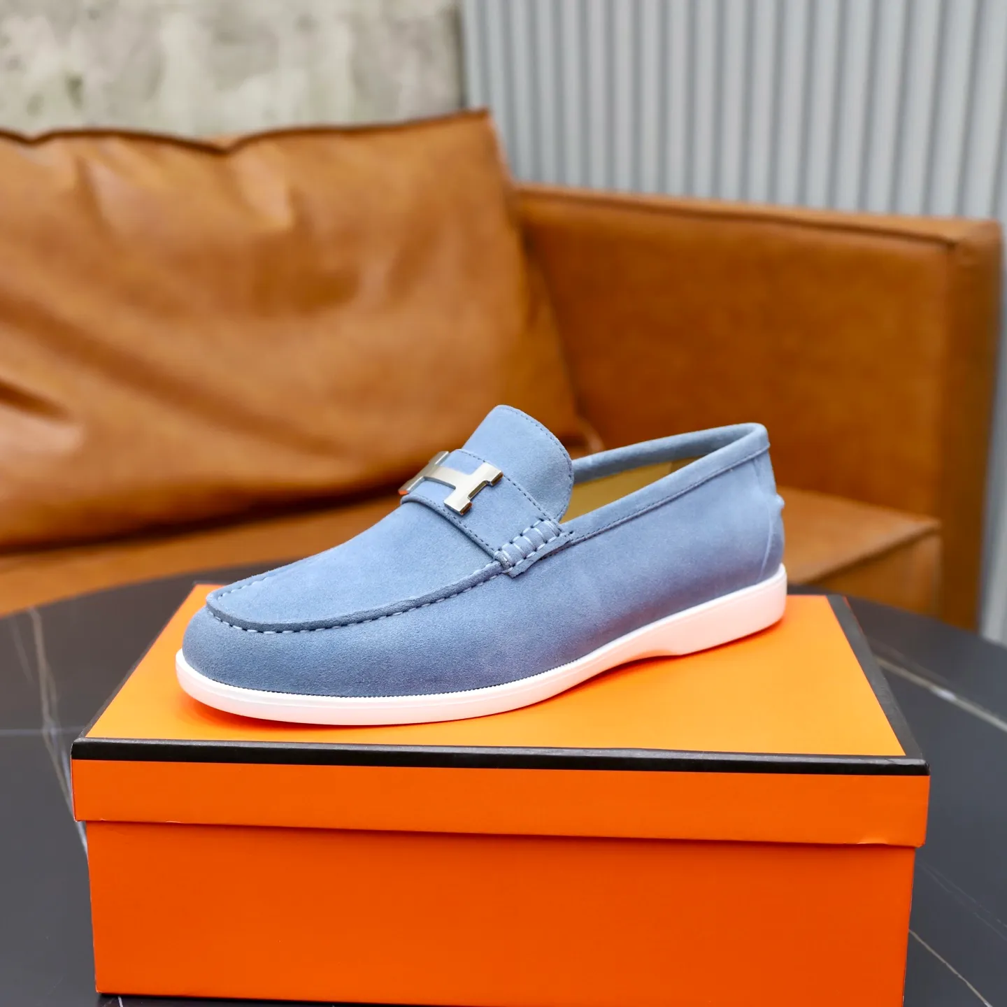 Ex-factory price: 540💰Hermès/Hermès slip-on men's shoes. This shoe is made of imported cow suede leather, with simple and smooth lines, and a 3CM rubber foam ultra-light sole combined with aerodynamic design! Youthful and fashionable, H button decoration, contrasting leather embellishment on the heel, calf lining to gently wrap your feet, with embossed logo cowhide feet, leather rock strips, casual and urban style, highlighting youthful vitality, sports and leisure version, super versatile Size number: 38-39-40-41-42-43-44 Standard leather shoe size (45 can be customized but does not support returns)